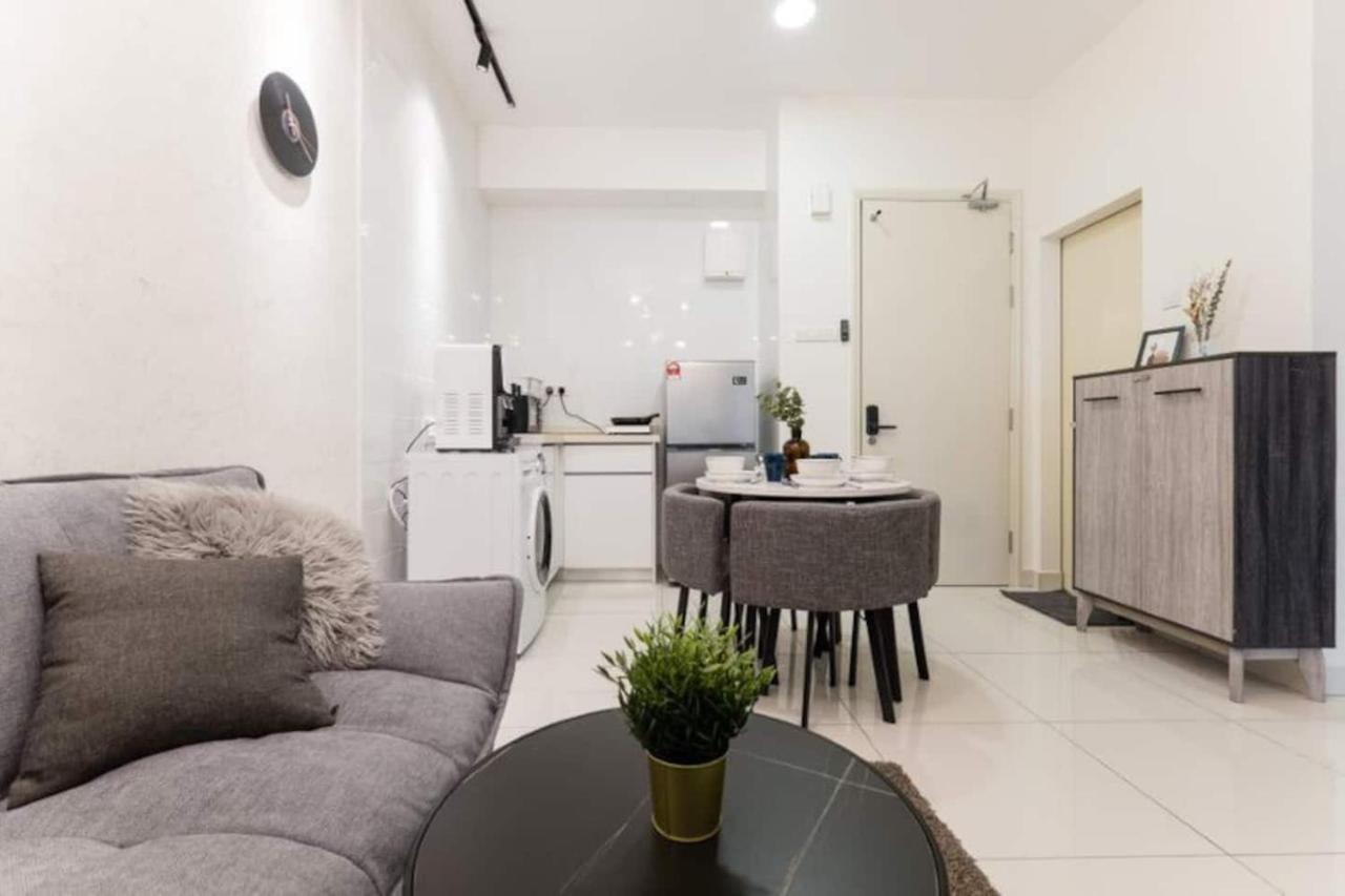 Appartamento Arte Mont Kiara 3Pax Jacuzzi Pool Gym Near Mitec Matrade Kuala Lumpur Esterno foto