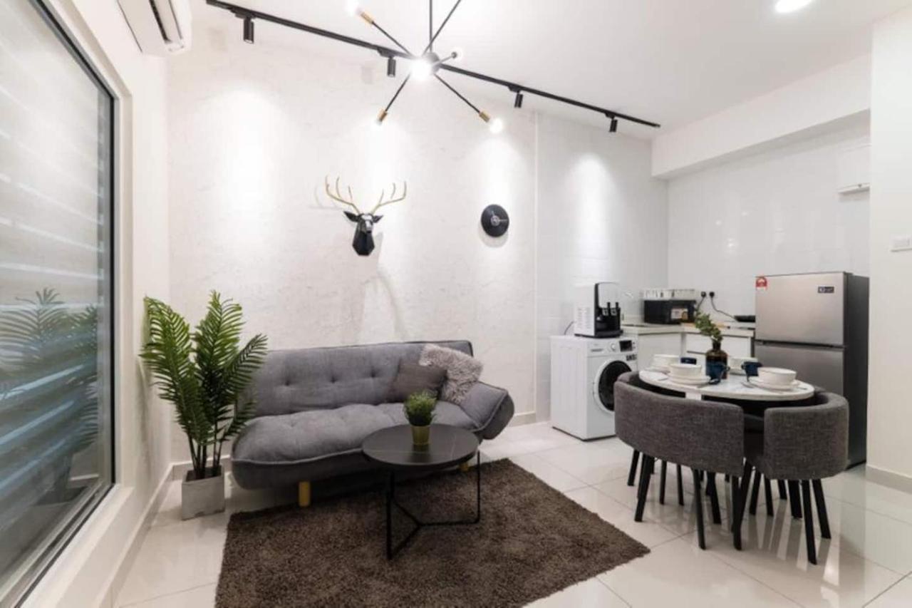 Appartamento Arte Mont Kiara 3Pax Jacuzzi Pool Gym Near Mitec Matrade Kuala Lumpur Esterno foto