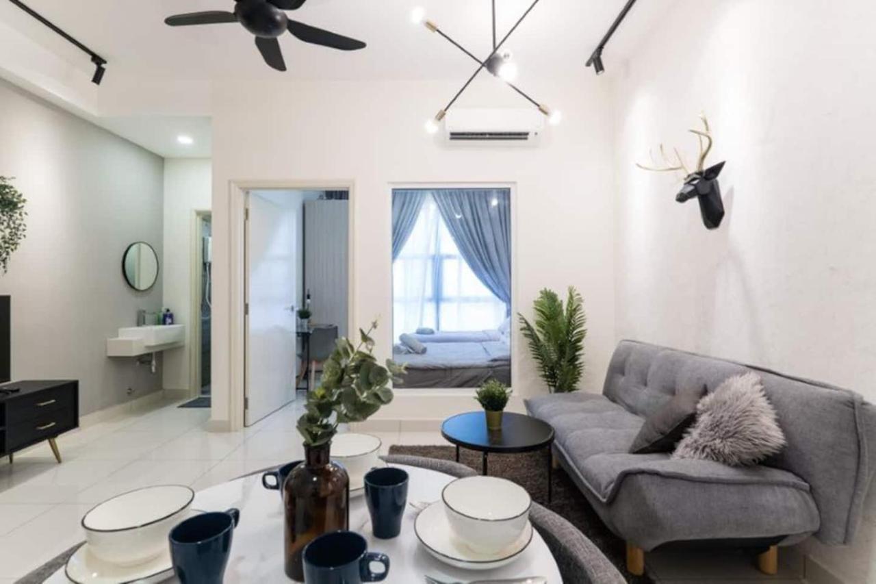 Appartamento Arte Mont Kiara 3Pax Jacuzzi Pool Gym Near Mitec Matrade Kuala Lumpur Esterno foto