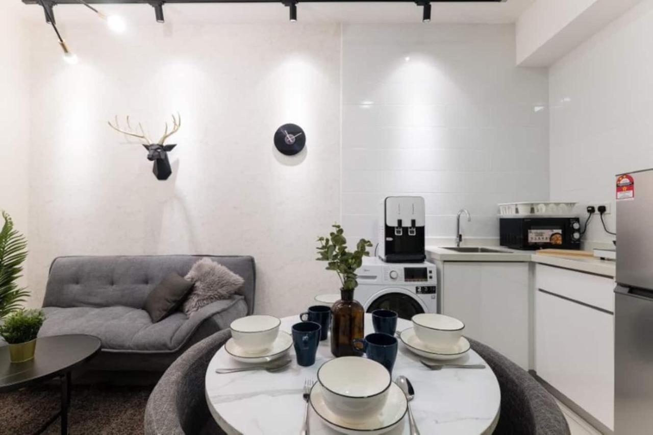 Appartamento Arte Mont Kiara 3Pax Jacuzzi Pool Gym Near Mitec Matrade Kuala Lumpur Esterno foto