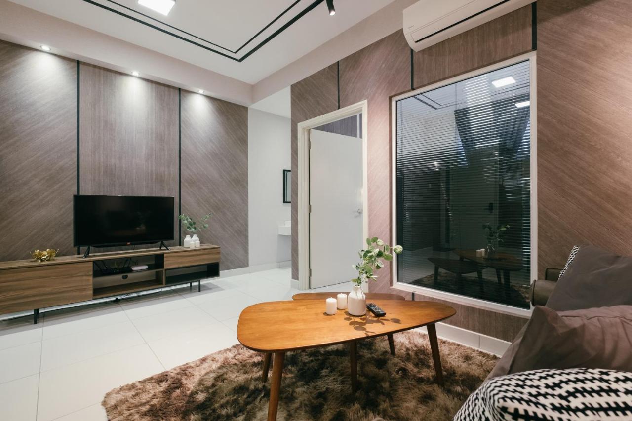 Appartamento Arte Mont Kiara 3Pax Jacuzzi Pool Gym Near Mitec Matrade Kuala Lumpur Esterno foto